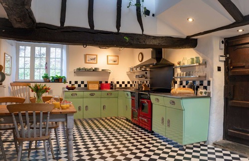 West Down House | Beautiful villa for 8 guests with WIFI, TV, pets allowed and parking