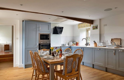 Llandrillo House | Beautiful villa for 4 guests with WIFI, hot tub, TV, terrace and parking