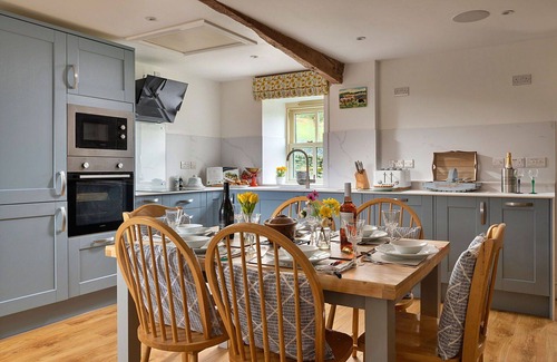 Llandrillo House | Beautiful villa for 4 guests with WIFI, hot tub, TV, terrace and parking