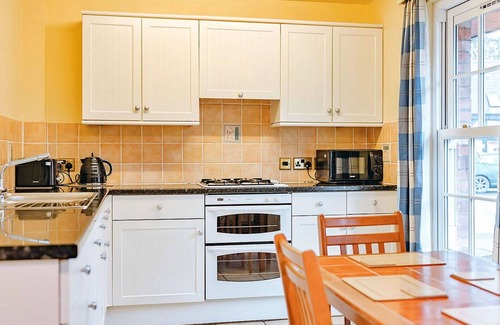 Eaton Mascott House | Beautiful villa for 4 people with WIFI, TV, pets allowed and parking