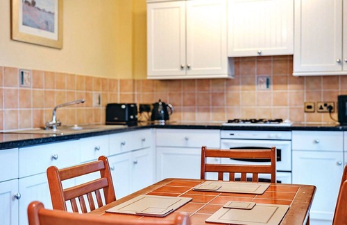 Eaton Mascott House | Beautiful villa for 4 people with WIFI, TV, pets allowed and parking