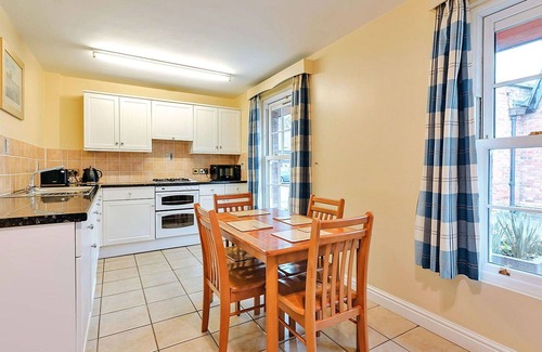 Eaton Mascott House | Beautiful villa for 4 people with WIFI, TV, pets allowed and parking