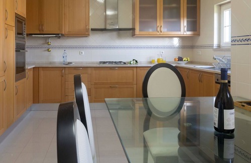 Cobre House | Beautiful villa for 6 guests with WIFI, pool, TV and balcony