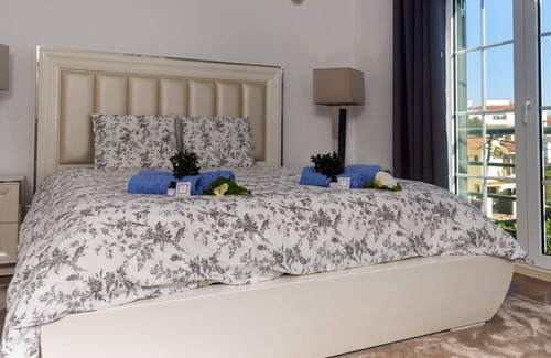 Cobre House | Beautiful villa for 6 guests with WIFI, pool, TV and balcony