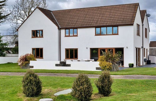 Lympsham House | Beautiful villa for 12 guests with hot tub, WIFI, terrace, pets allowed and parking
