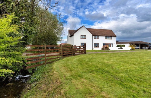Lympsham House | Beautiful villa for 12 guests with hot tub, WIFI, terrace, pets allowed and parking