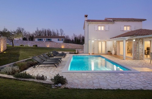 Rojnici Villa | Beautiful Villa Neva