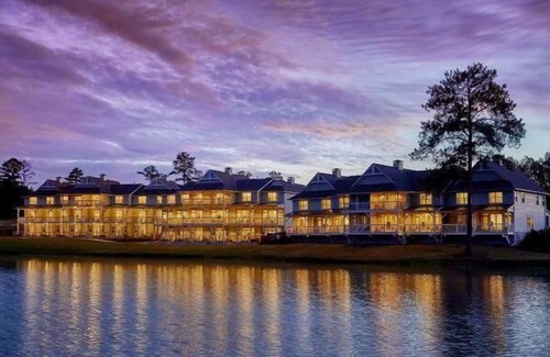 Douglasville Villa | Beautiful Villa Overlooking Lunker Lake w/Kitchenette & WiFi - Pet Friendly