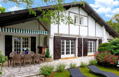 Arbonne Villa | Beautiful Villa with Charming Gardens and Heated Pool