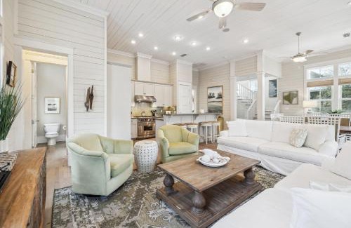 Watercolor House | Beautiful WaterColor Home Across From Cerulean Park 5BR 4,5BTH Carriage House home