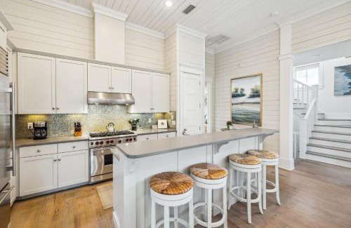 Watercolor House | Beautiful WaterColor Home Across From Cerulean Park 5BR 4,5BTH Carriage House home