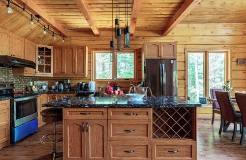 Gravenhurst Ski Chalet | Beautiful waterfront log home