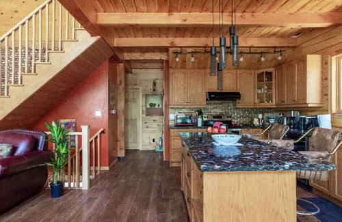 Gravenhurst Ski Chalet | Beautiful waterfront log home