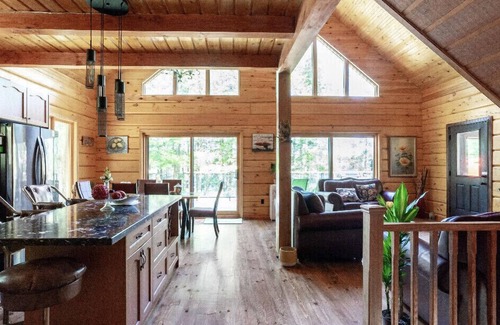 Gravenhurst Ski Chalet | Beautiful waterfront log home