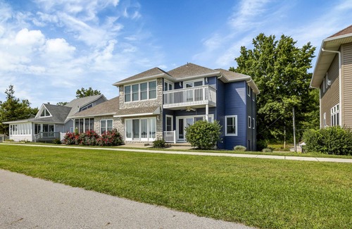 Millersport House | Beautiful waterfront lakehouse - Dock, Screened in patio, Bar, 4 bedroom, 5 bath