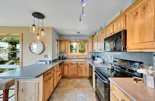 Sagle House | Beautiful waterfront getaway in Bottle Bay