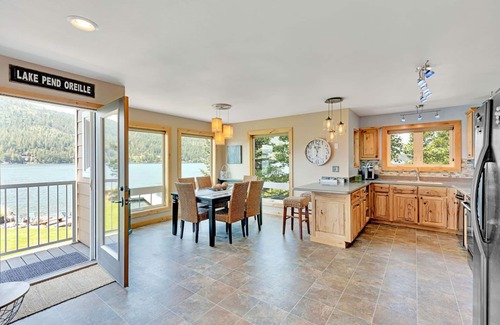 Sagle House | Beautiful waterfront getaway in Bottle Bay