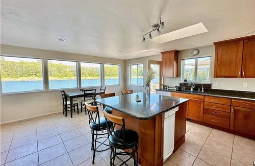 La Conner House | Beautiful Waterfront home right on the Swinomish Channel