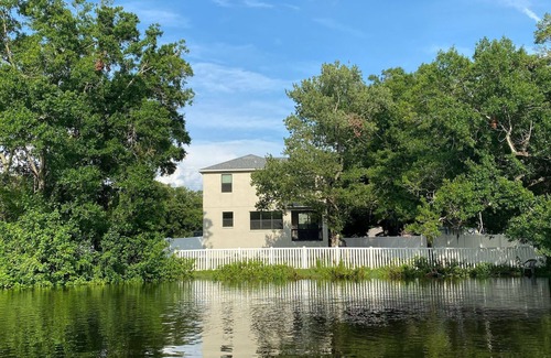 Town N County Park House | Beautiful Waterfront Home 🏡Kayaking 🛶 Fishing 🐟 Near Beaches🏝 and Airport ✈️