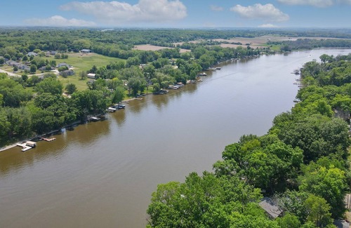 Edgerton House | Beautiful Waterfront Wooded 6 Bedroom Home ~ On the Rock River/ Lake Koshkonong