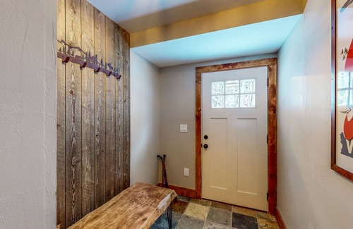 Andover House | Beautiful West-Facing Home with Amazing Mountain & Sunset Views, Fireplace