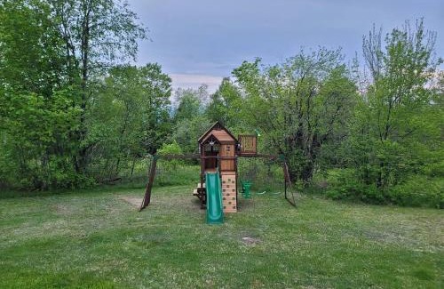Jefferson House | Beautiful White Mountain Cottage with Hot Tub