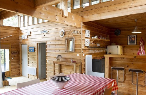 L'Herbe Villa | Beautiful wooden villa with heated swimming pool, in a peaceful setting between the lake and the ocean.