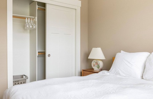 Concordia House | Beautiful Woodlawn 2BR w/Parking, nr Dining & Coffee, by Blueground