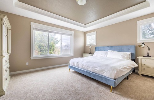 Concordia House | Beautiful Woodlawn 2BR w/Parking, nr Dining & Coffee, by Blueground