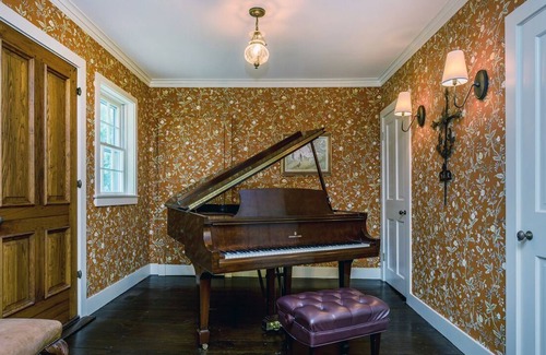 Lakeside House | Beautifully Appointed Riverfront Cottage Close to Bantam and Washington