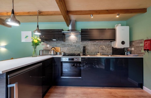 Bude Ski Chalet | Beautifully Appointed Chalet Ideally located 5 min walk from beach & town centre