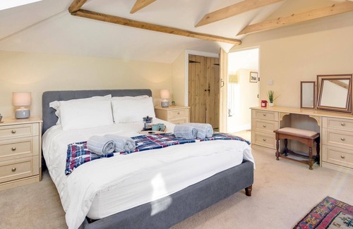 Ranworth Cottage | Beautifully converted 2 bedroom upper level Coachhouse (with a private courtyard garden.)
