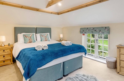 Ranworth Cottage | Beautifully converted 2 bedroom upper level Coachhouse (with a private courtyard garden.)