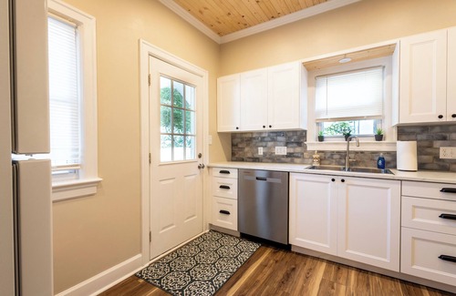 Harrodsburg House | Beautifully decorated horse theme, 3 king beds, hot tub, Bourbon Trail
