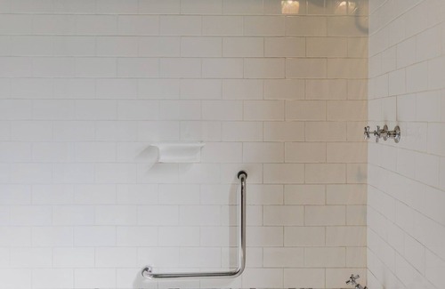 Rosa Brook House | Beautifully decorated farmhouse with gardens