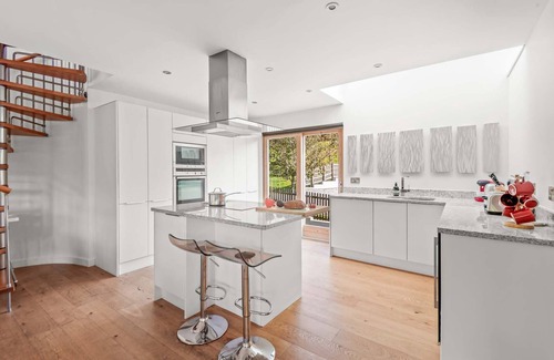 Talland House | Beautifully decorated "Sea Shack", with large sun roof terrace and large private hot tub.