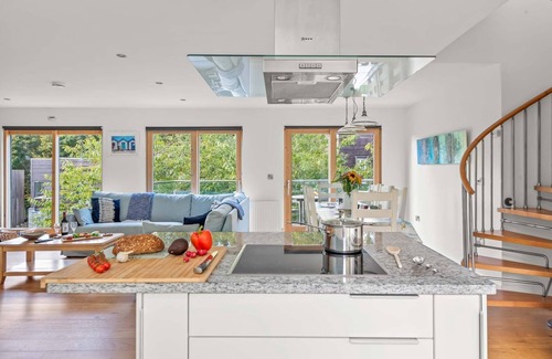 Talland House | Beautifully decorated "Sea Shack", with large sun roof terrace and large private hot tub.