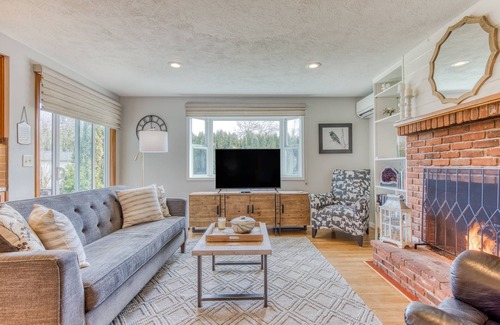 Monmouth House | Beautifully decorated Home w/ Hot Tub in Monmouth close to restaurants & shops