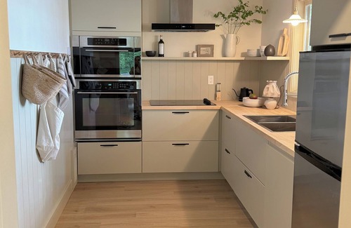 Harcourt Cottage | Beautifully Designed Waterfront Beach Cottage . Pet-Friendly!