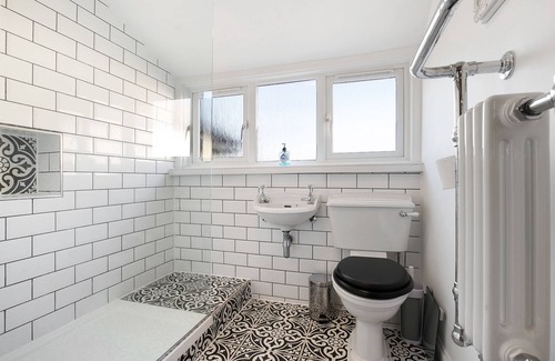 Colchester House | Beautifully Extended Family Cottage !