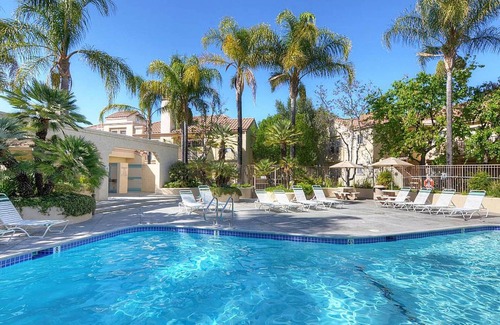 Valencia Condo | Beautifully Furnished & Excellent Location!