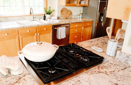 Tolovana Park Cottage | Beautifully furnished cottage, just a few steps from the beach.