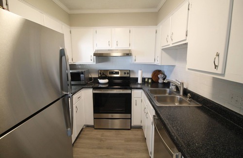 Clarksville Condo | Beautifully Furnished Lakeside Condo within View of Downtown Louisville