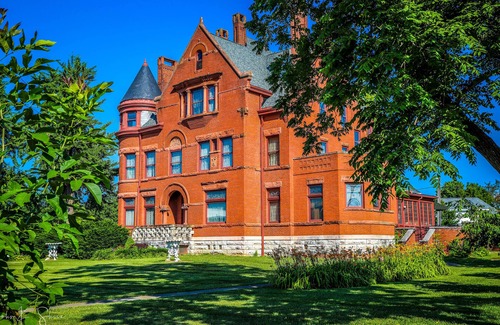 Clarksville Condo | Beautifully Furnished Lakeside Condo within View of Downtown Louisville