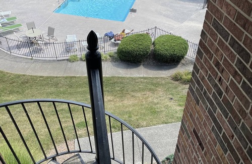 Clarksville Condo | Beautifully Furnished Lakeside Condo within View of Downtown Louisville