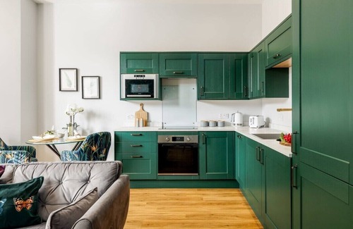 West Cliff Apartment | Beautifully Modern 1-Bed Apt w/Free Gym & Parking