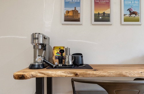 Chipping Norton Cottage | Beautifully presented dog friendly holiday - The Snug