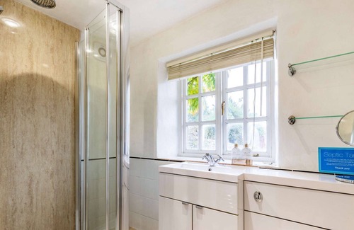 Ablington Cottage | Beautifully presented three bedroom Cotswold holiday cottage in the Cotswolds - Old Farm Cottage