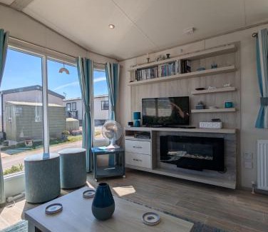 Holworth House | Beautifully presented beachcomber holiday home sited on the Durdle Door holiday park within a few minutes walk from the path that leads to the famous Durdle Door arch and Lulworth cove