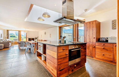 Great Tew Cottage | Beautifully presented Cotswold holiday cottage with a hot tub - Walnut Barn